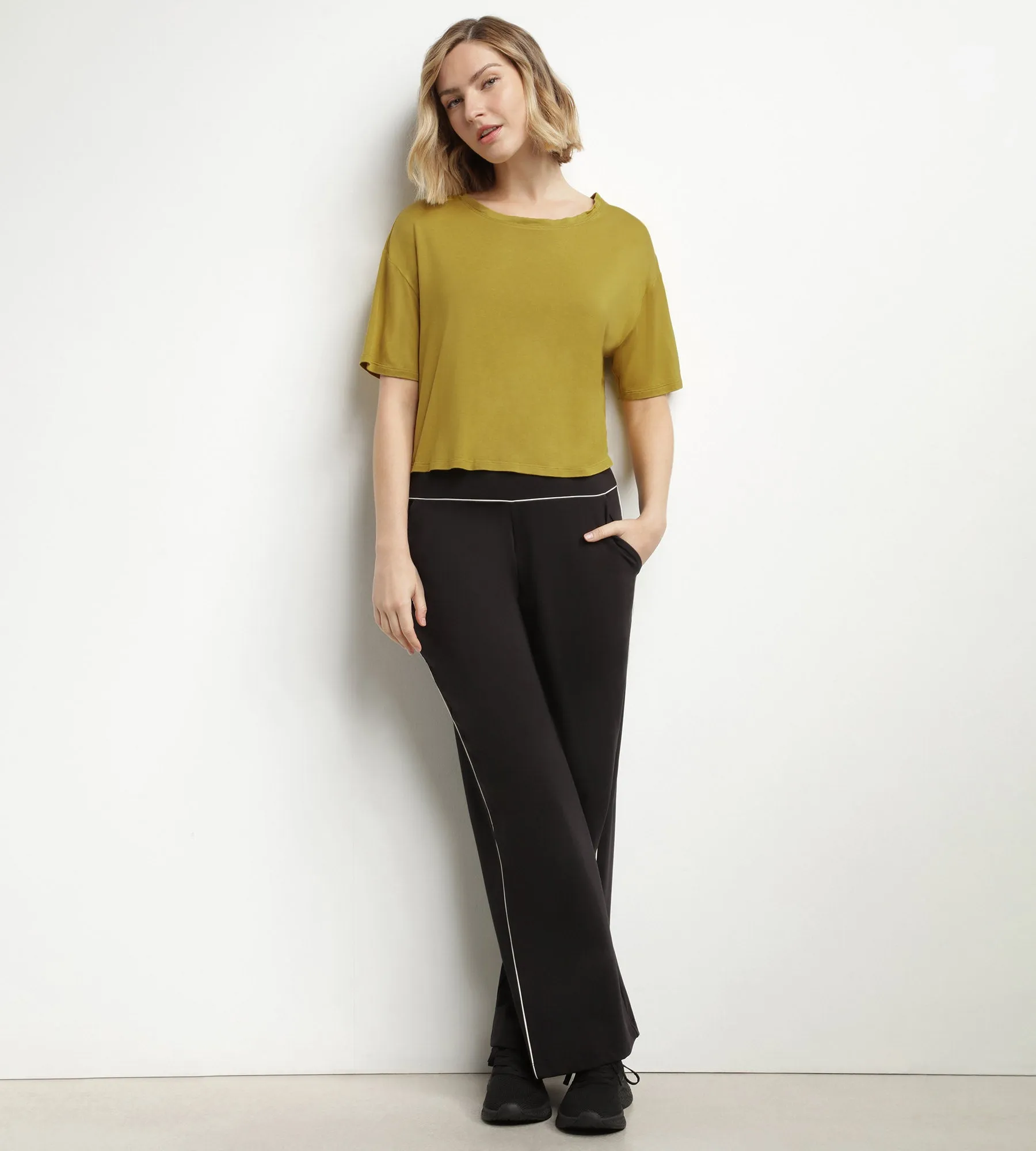 Women's sports T-shirt in olive green viscose with open back Dim Move