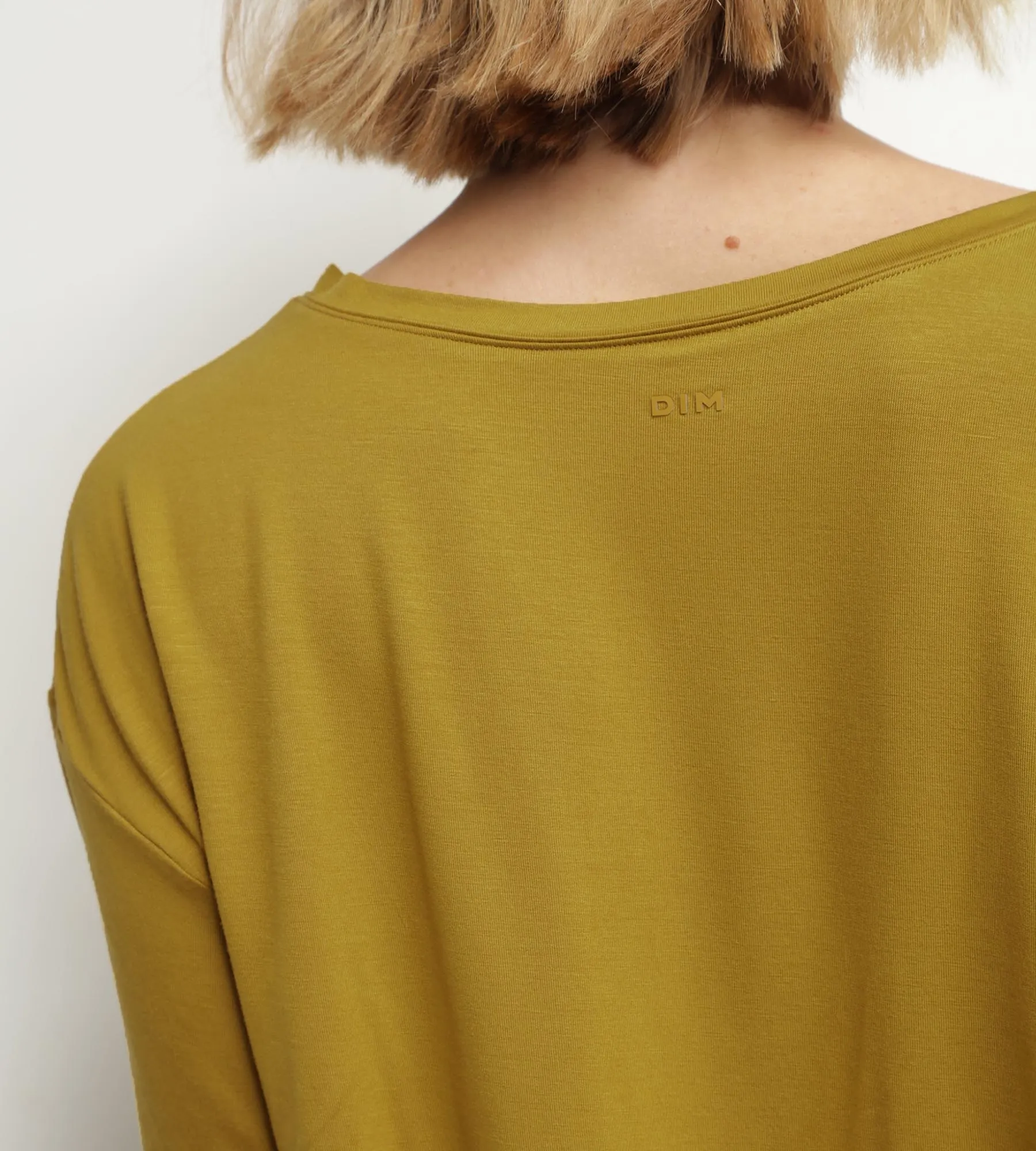 Women's sports T-shirt in olive green viscose with open back Dim Move