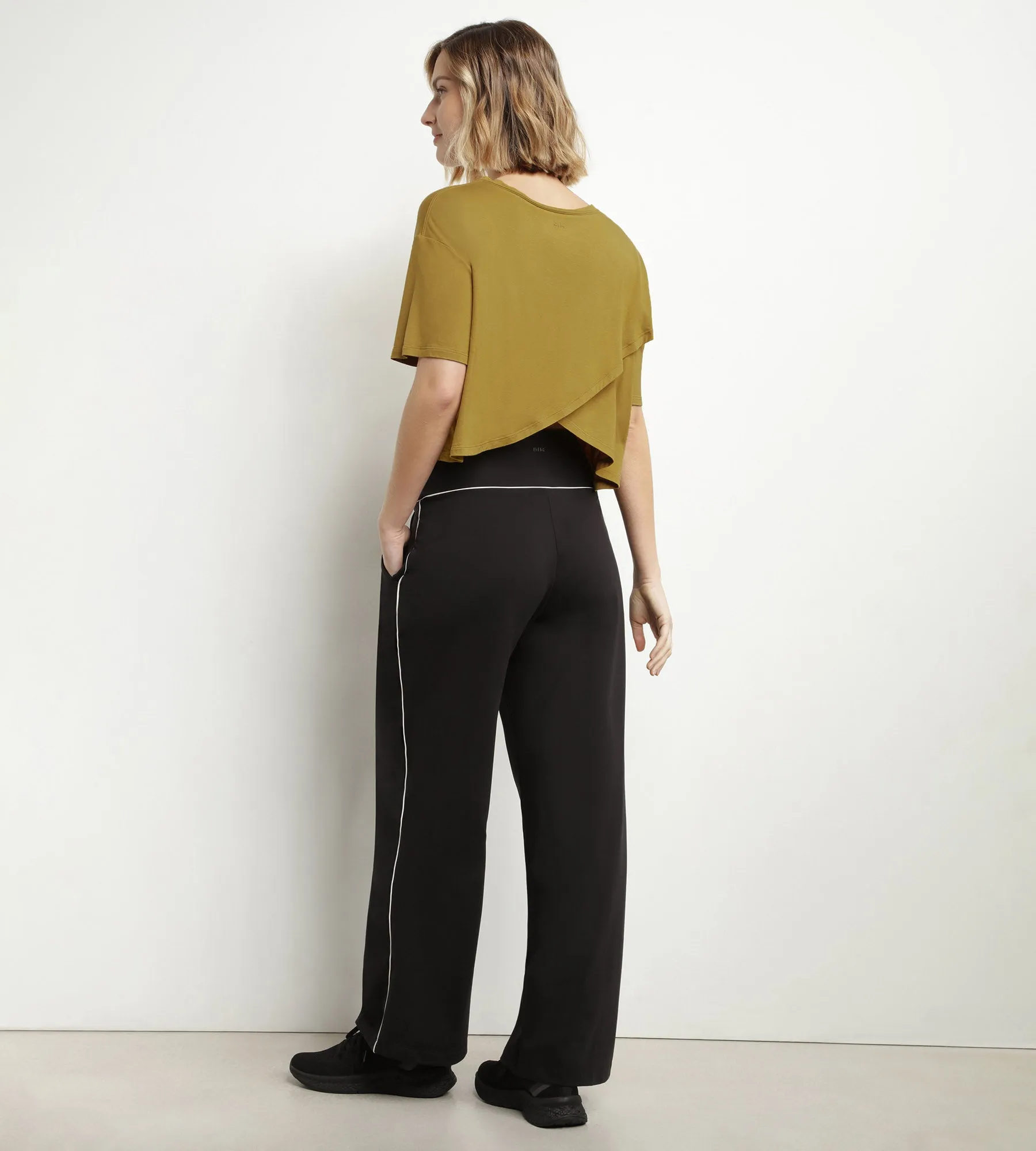 Women's sports T-shirt in olive green viscose with open back Dim Move